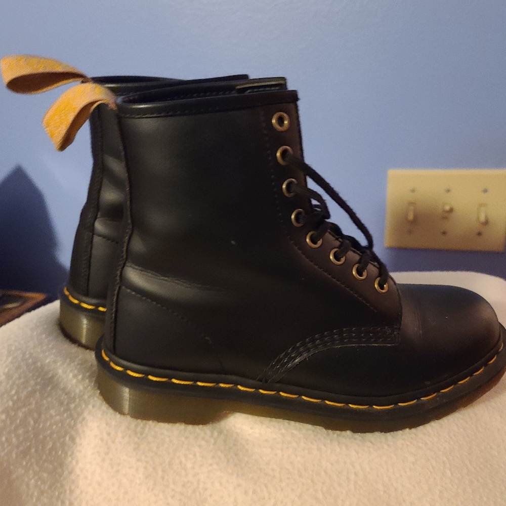 VEGAN 1460 Dr. Martens. Size 8.